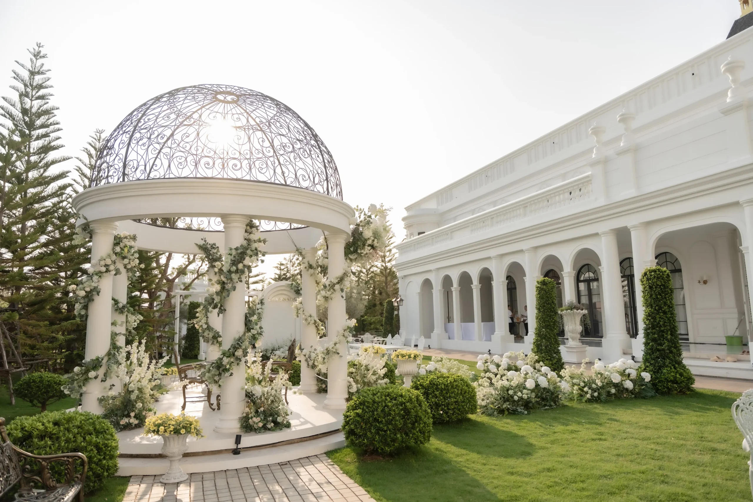 คาเฟ่เจ้านาง ขอนแก่น ถูกสร้างขึ้นจากแนวคิดในการนำเสนอประสบการณ์คาเฟ่ที่ผสมผสานความงดงามของสถานที่ รสชาติของเครื่องดื่ม และการบริการที่ใส่ใจในรายละเอียด เพื่อให้ผู้มาเยือนได้สัมผัสช่วงเวลาแห่งความผ่อนคลายในบรรยากาศที่แตกต่างจาก ร้านกาแฟขอนแก่น ทั่วไป และกลายเป็นสถานที่ที่หลายคนอยากกลับมาเยือนอีกครั้ง • สถาปัตยกรรมยุโรปและสวนสไตล์อังกฤษที่โดดเด่น • บรรยากาศคาเฟ่ระดับพรีเมียมสำหรับการพักผ่อน • เมนูกาแฟ เครื่องดื่ม และอาหารหลากหลาย • มุมถ่ายรูปสวย เหมาะสำหรับสายคาเฟ่