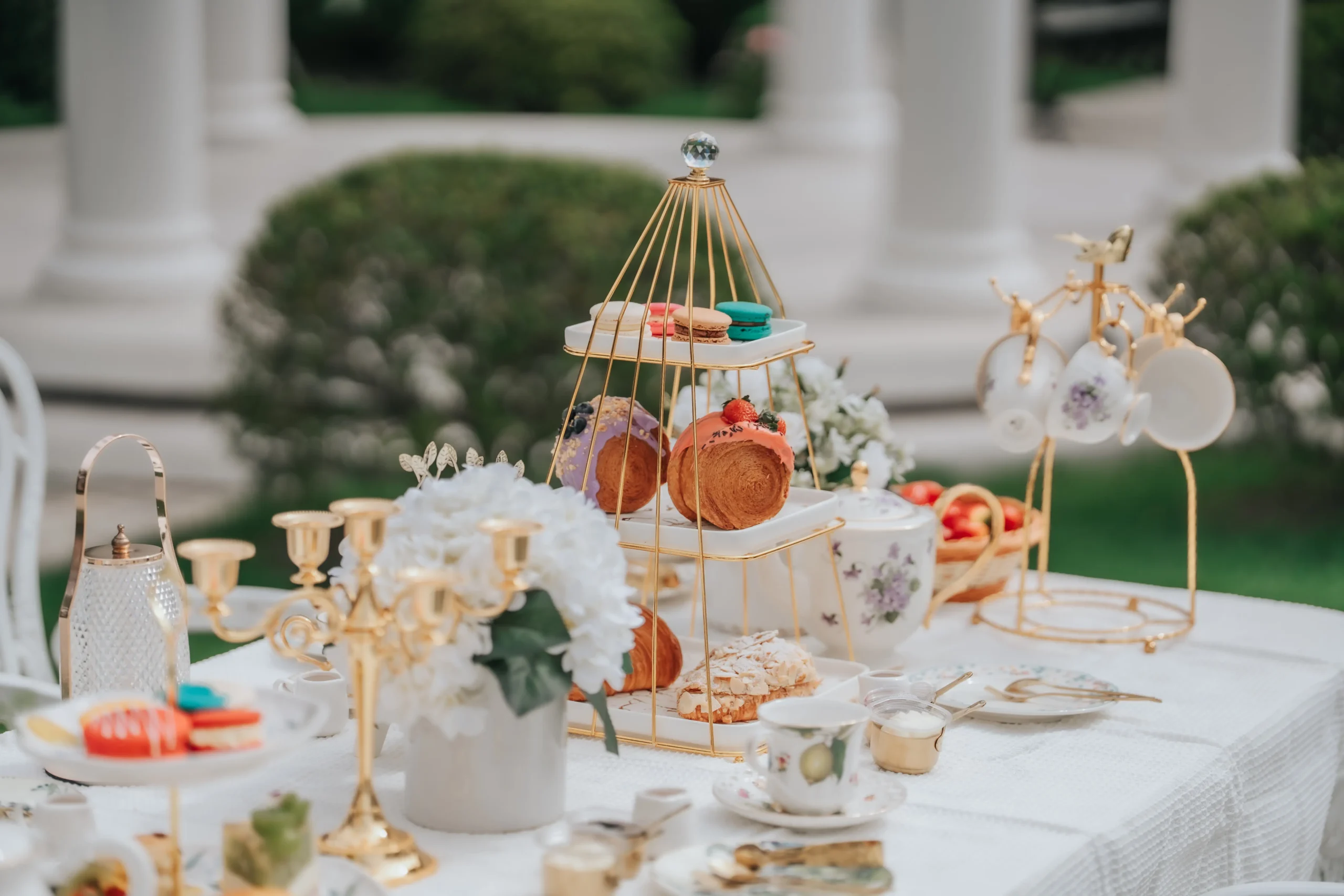 Chaonang Cafe Gallery Outdoor ความงดงามของสถาปัตยกรรมและพื้นที่สีเขียวทำให้ คาเฟ่เจ้านาง ขอนแก่น เป็นหนึ่งใน คาเฟ่ขอนแก่นสวยๆ ที่เหมาะสำหรับการพักผ่อน พบปะ และถ่ายภาพ