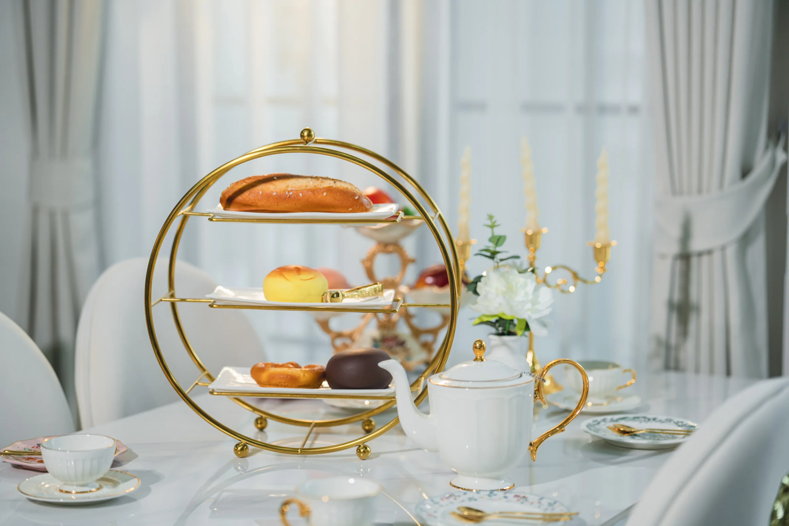 Chaonang Cafe Gallery Indoor ความงดงามของสถาปัตยกรรมและพื้นที่สีเขียวทำให้ คาเฟ่เจ้านาง ขอนแก่น เป็นหนึ่งใน คาเฟ่ขอนแก่นสวยๆ ที่เหมาะสำหรับการพักผ่อน พบปะ และถ่ายภาพ