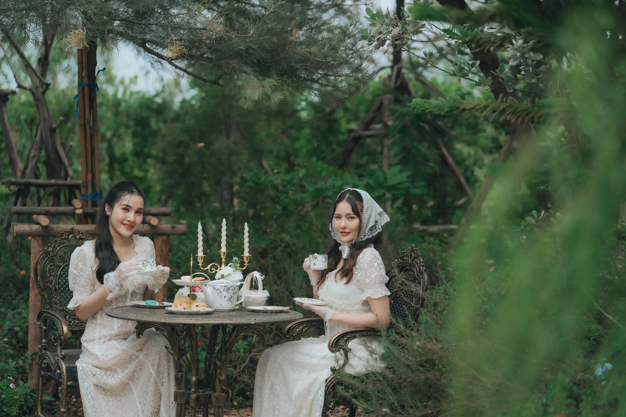 Chaonang Cafe Gallery Outdoor ความงดงามของสถาปัตยกรรมและพื้นที่สีเขียวทำให้ คาเฟ่เจ้านาง ขอนแก่น เป็นหนึ่งใน คาเฟ่ขอนแก่นสวยๆ ที่เหมาะสำหรับการพักผ่อน พบปะ และถ่ายภาพ