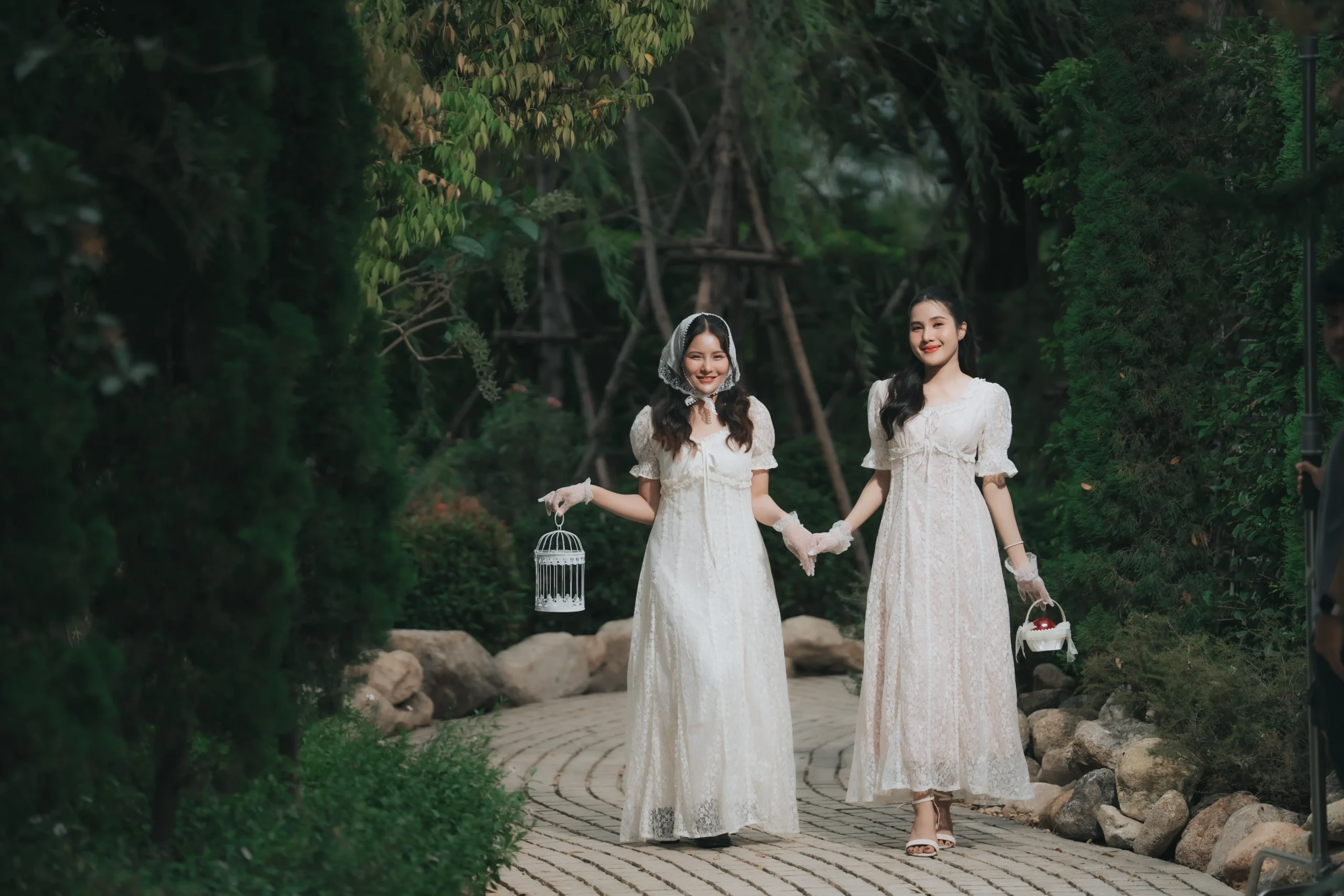 Chaonang Cafe Gallery Outdoor ความงดงามของสถาปัตยกรรมและพื้นที่สีเขียวทำให้ คาเฟ่เจ้านาง ขอนแก่น เป็นหนึ่งใน คาเฟ่ขอนแก่นสวยๆ ที่เหมาะสำหรับการพักผ่อน พบปะ และถ่ายภาพ