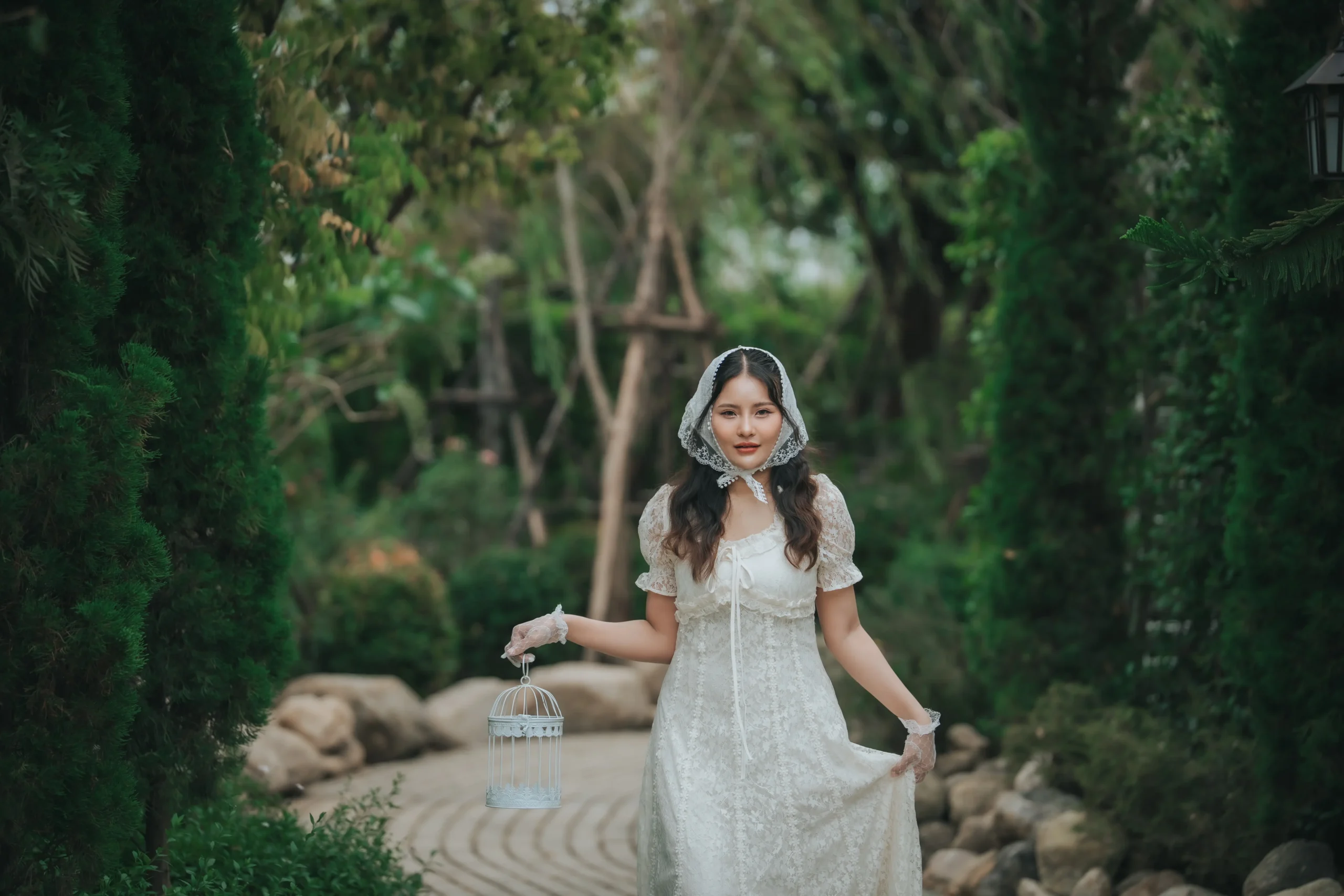 Chaonang Cafe Gallery Outdoor ความงดงามของสถาปัตยกรรมและพื้นที่สีเขียวทำให้ คาเฟ่เจ้านาง ขอนแก่น เป็นหนึ่งใน คาเฟ่ขอนแก่นสวยๆ ที่เหมาะสำหรับการพักผ่อน พบปะ และถ่ายภาพ