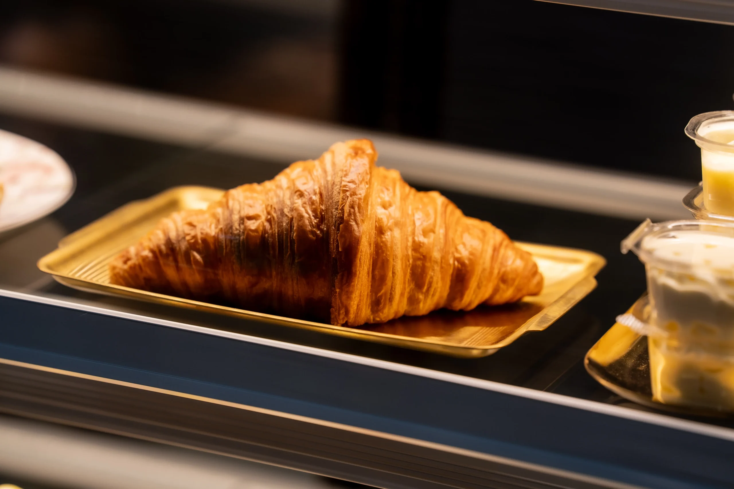 Chaonang Cafe Gallery Indoor ความงดงามของสถาปัตยกรรมและพื้นที่สีเขียวทำให้ คาเฟ่เจ้านาง ขอนแก่น เป็นหนึ่งใน คาเฟ่ขอนแก่นสวยๆ ที่เหมาะสำหรับการพักผ่อน พบปะ และถ่ายภาพ