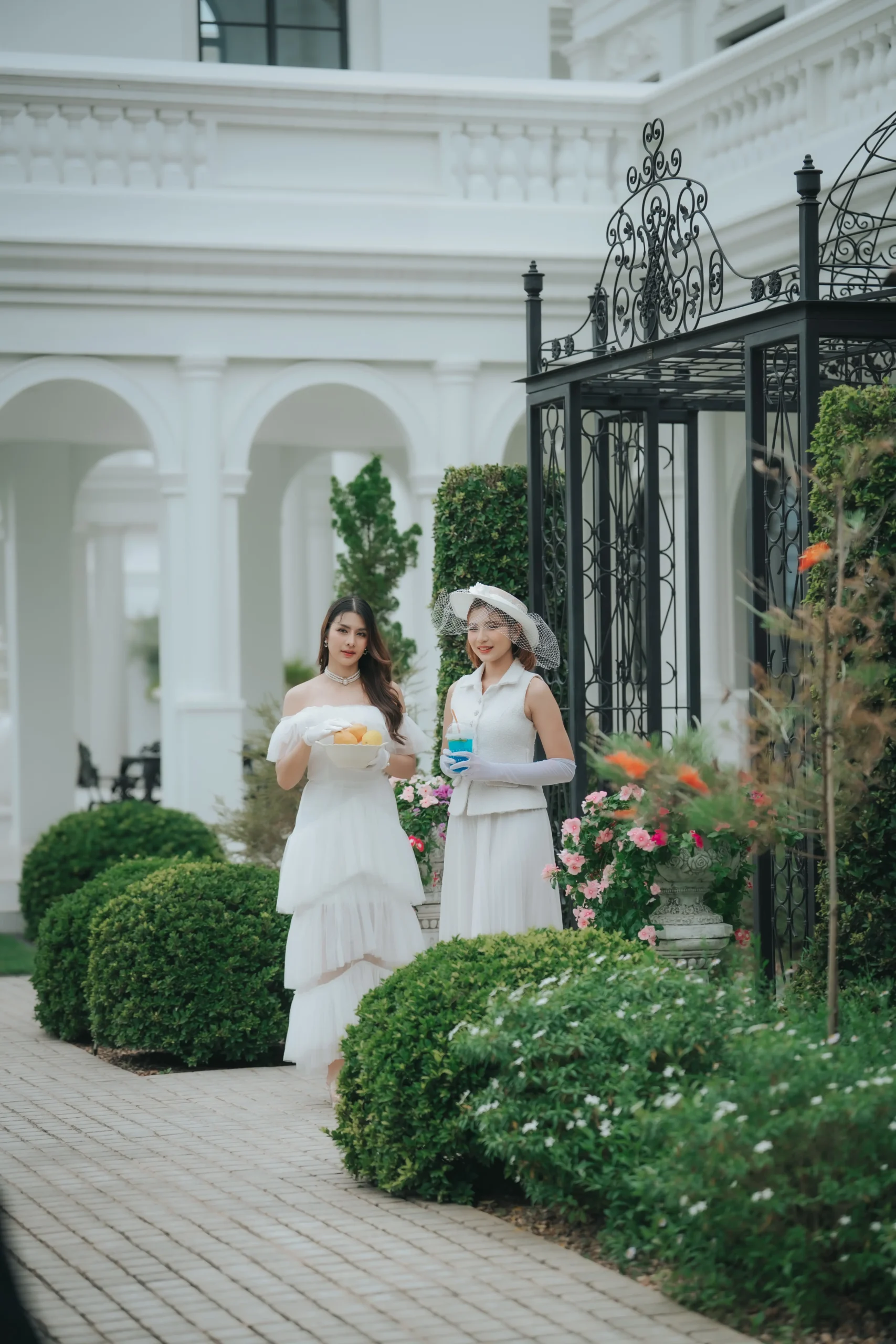 Chaonang Cafe Gallery Outdoor ความงดงามของสถาปัตยกรรมและพื้นที่สีเขียวทำให้ คาเฟ่เจ้านาง ขอนแก่น เป็นหนึ่งใน คาเฟ่ขอนแก่นสวยๆ ที่เหมาะสำหรับการพักผ่อน พบปะ และถ่ายภาพ