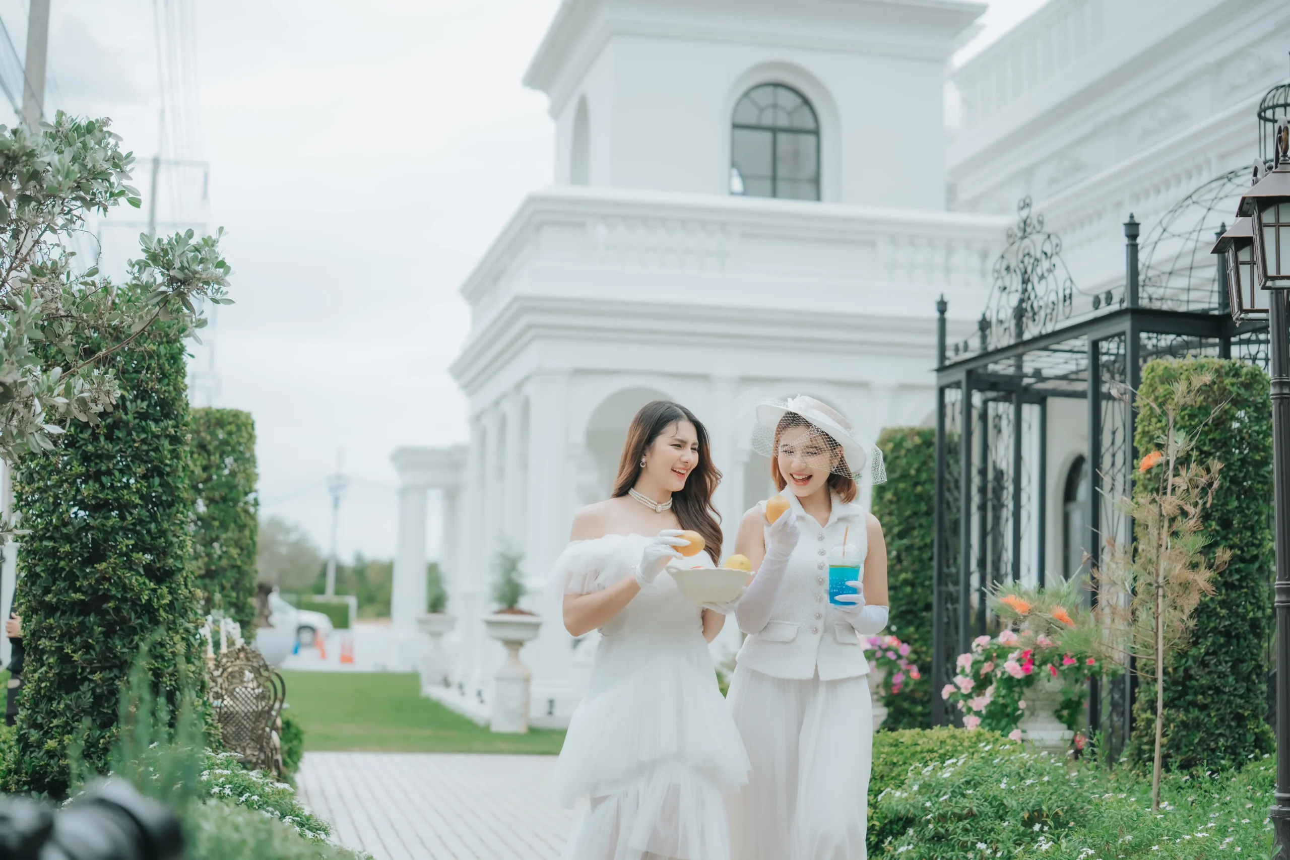 Chaonang Cafe Gallery Outdoor ความงดงามของสถาปัตยกรรมและพื้นที่สีเขียวทำให้ คาเฟ่เจ้านาง ขอนแก่น เป็นหนึ่งใน คาเฟ่ขอนแก่นสวยๆ ที่เหมาะสำหรับการพักผ่อน พบปะ และถ่ายภาพ