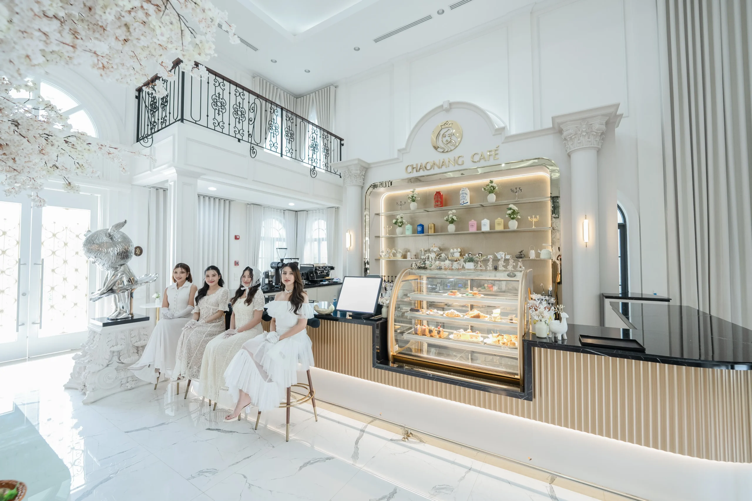 Chaonang Cafe Gallery Indoor ความงดงามของสถาปัตยกรรมและพื้นที่สีเขียวทำให้ คาเฟ่เจ้านาง ขอนแก่น เป็นหนึ่งใน คาเฟ่ขอนแก่นสวยๆ ที่เหมาะสำหรับการพักผ่อน พบปะ และถ่ายภาพ