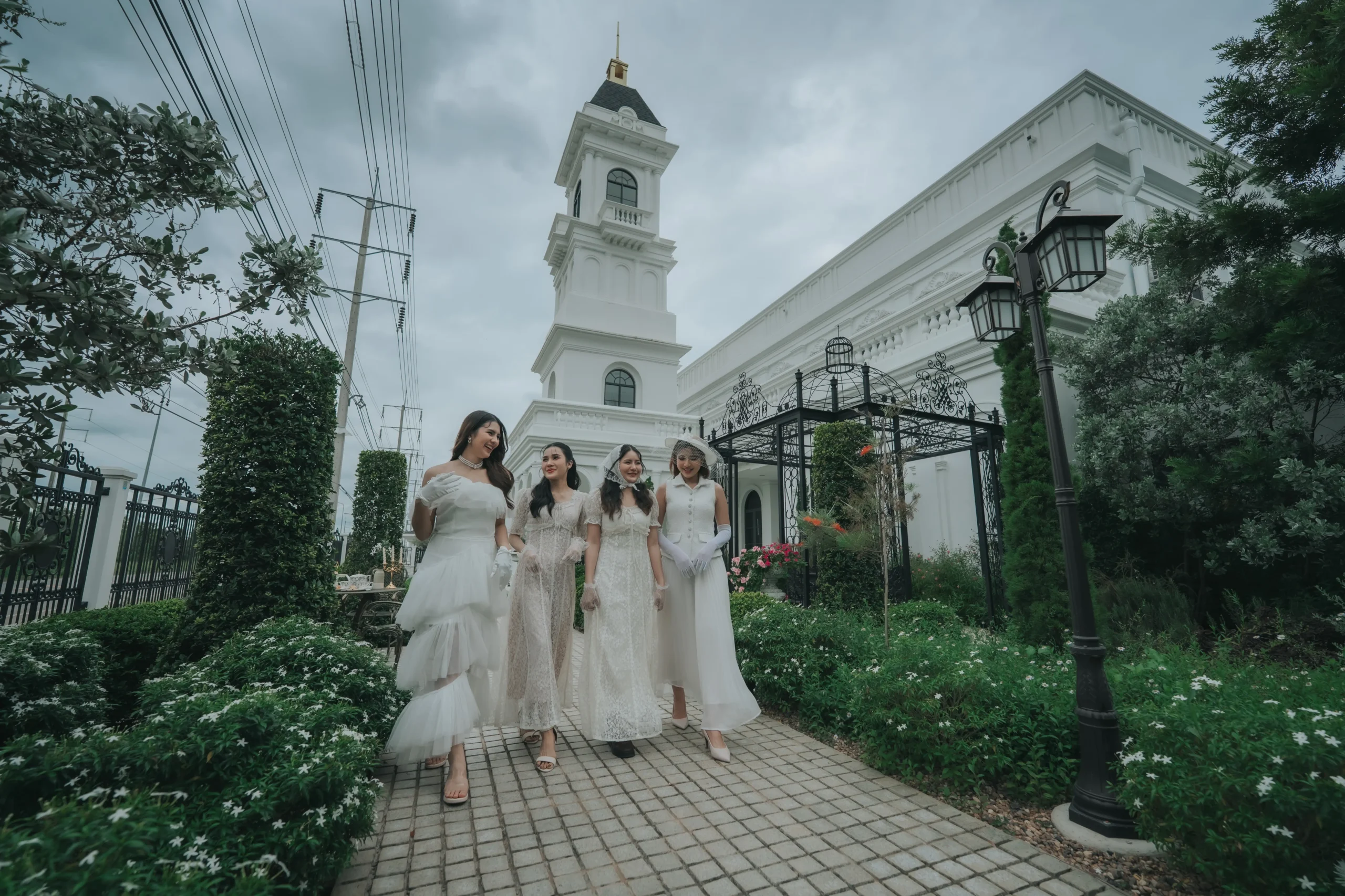 Chaonang Cafe Gallery Outdoor ความงดงามของสถาปัตยกรรมและพื้นที่สีเขียวทำให้ คาเฟ่เจ้านาง ขอนแก่น เป็นหนึ่งใน คาเฟ่ขอนแก่นสวยๆ ที่เหมาะสำหรับการพักผ่อน พบปะ และถ่ายภาพ