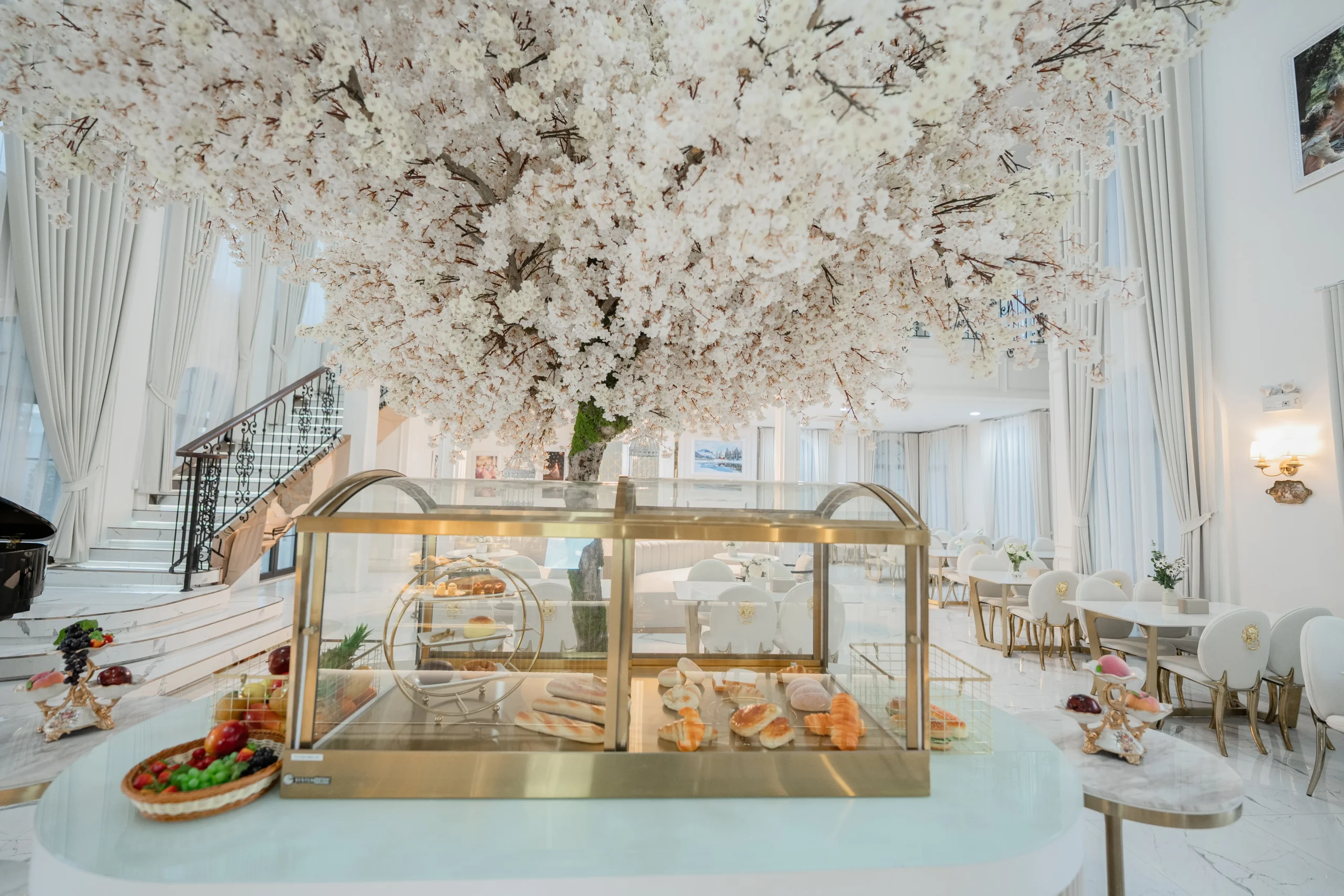 Chaonang Cafe Gallery Indoor ความงดงามของสถาปัตยกรรมและพื้นที่สีเขียวทำให้ คาเฟ่เจ้านาง ขอนแก่น เป็นหนึ่งใน คาเฟ่ขอนแก่นสวยๆ ที่เหมาะสำหรับการพักผ่อน พบปะ และถ่ายภาพ