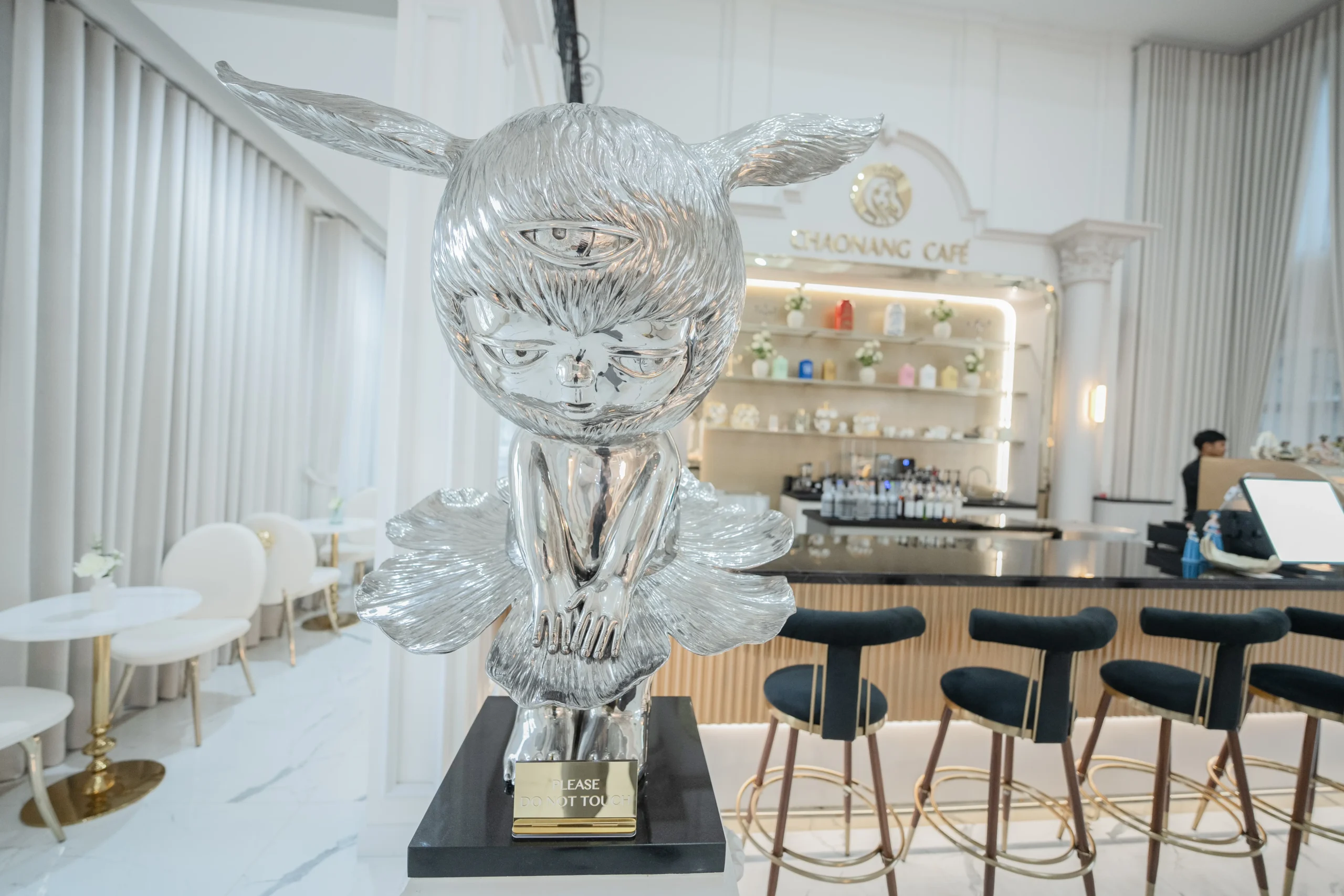 Chaonang Cafe Gallery Indoor ความงดงามของสถาปัตยกรรมและพื้นที่สีเขียวทำให้ คาเฟ่เจ้านาง ขอนแก่น เป็นหนึ่งใน คาเฟ่ขอนแก่นสวยๆ ที่เหมาะสำหรับการพักผ่อน พบปะ และถ่ายภาพ