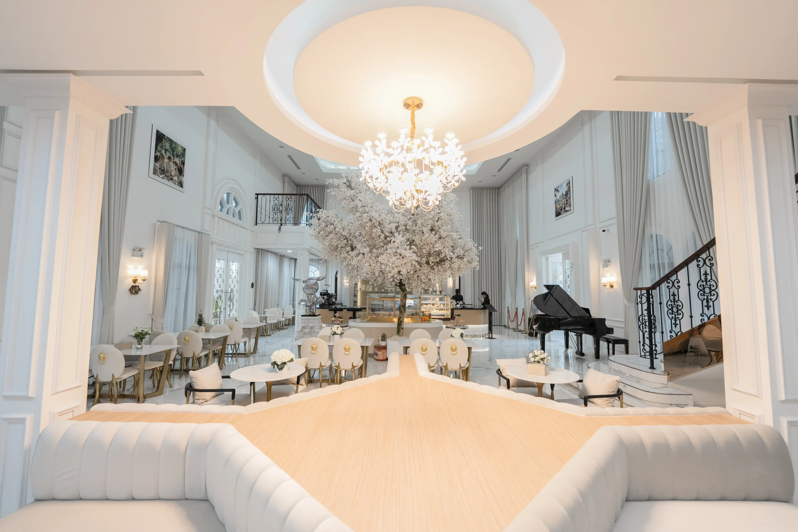 Chaonang Cafe Gallery Indoor ความงดงามของสถาปัตยกรรมและพื้นที่สีเขียวทำให้ คาเฟ่เจ้านาง ขอนแก่น เป็นหนึ่งใน คาเฟ่ขอนแก่นสวยๆ ที่เหมาะสำหรับการพักผ่อน พบปะ และถ่ายภาพ