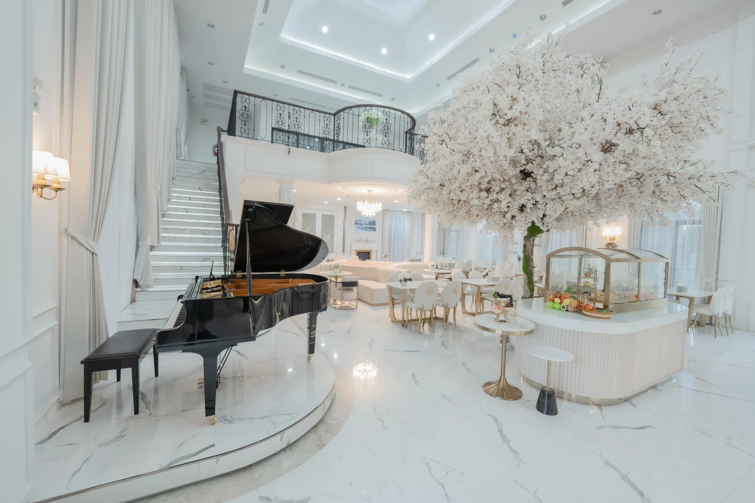 Chaonang Cafe Gallery Indoor ความงดงามของสถาปัตยกรรมและพื้นที่สีเขียวทำให้ คาเฟ่เจ้านาง ขอนแก่น เป็นหนึ่งใน คาเฟ่ขอนแก่นสวยๆ ที่เหมาะสำหรับการพักผ่อน พบปะ และถ่ายภาพ