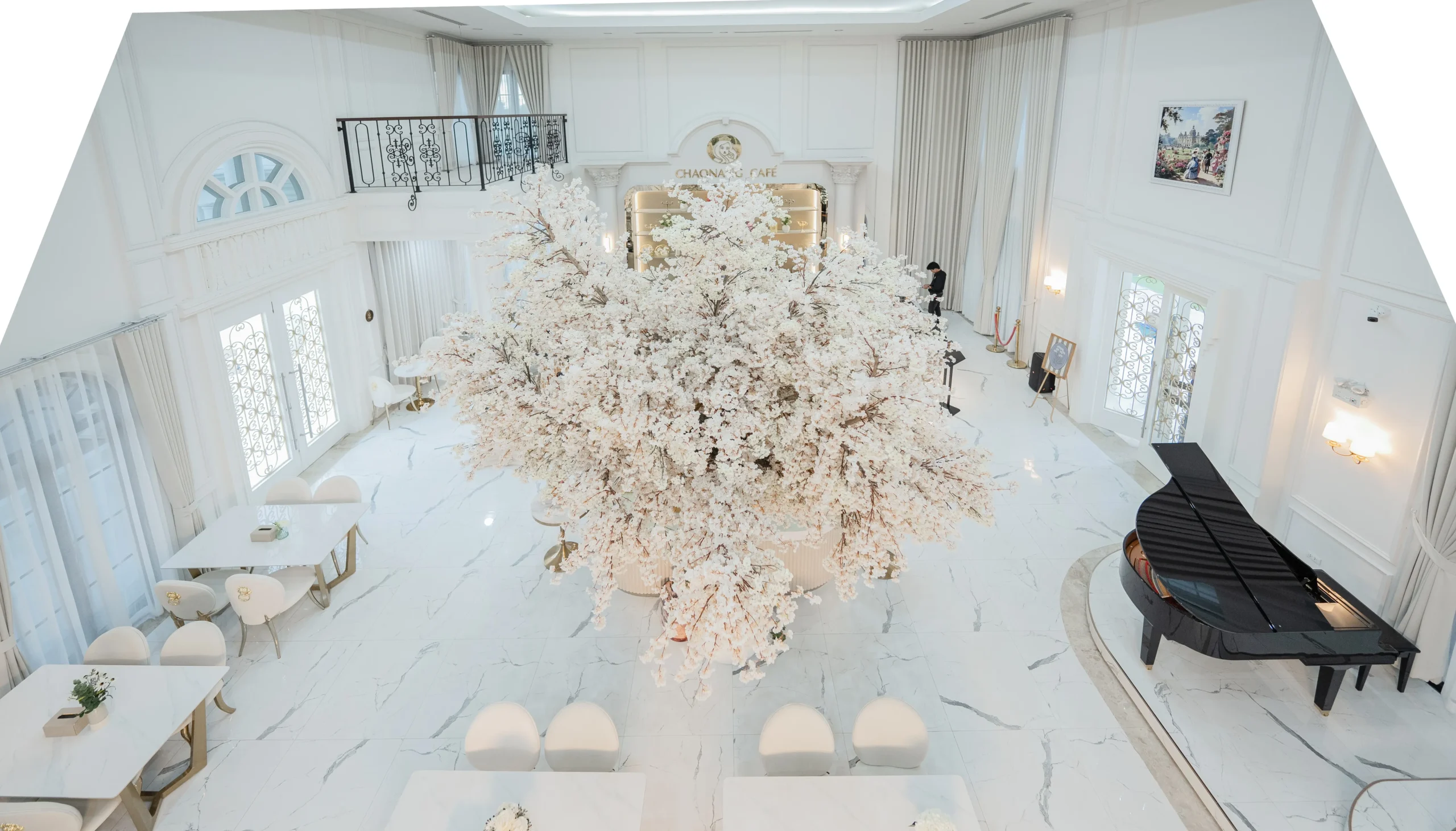 Chaonang Cafe Gallery Indoor ความงดงามของสถาปัตยกรรมและพื้นที่สีเขียวทำให้ คาเฟ่เจ้านาง ขอนแก่น เป็นหนึ่งใน คาเฟ่ขอนแก่นสวยๆ ที่เหมาะสำหรับการพักผ่อน พบปะ และถ่ายภาพ