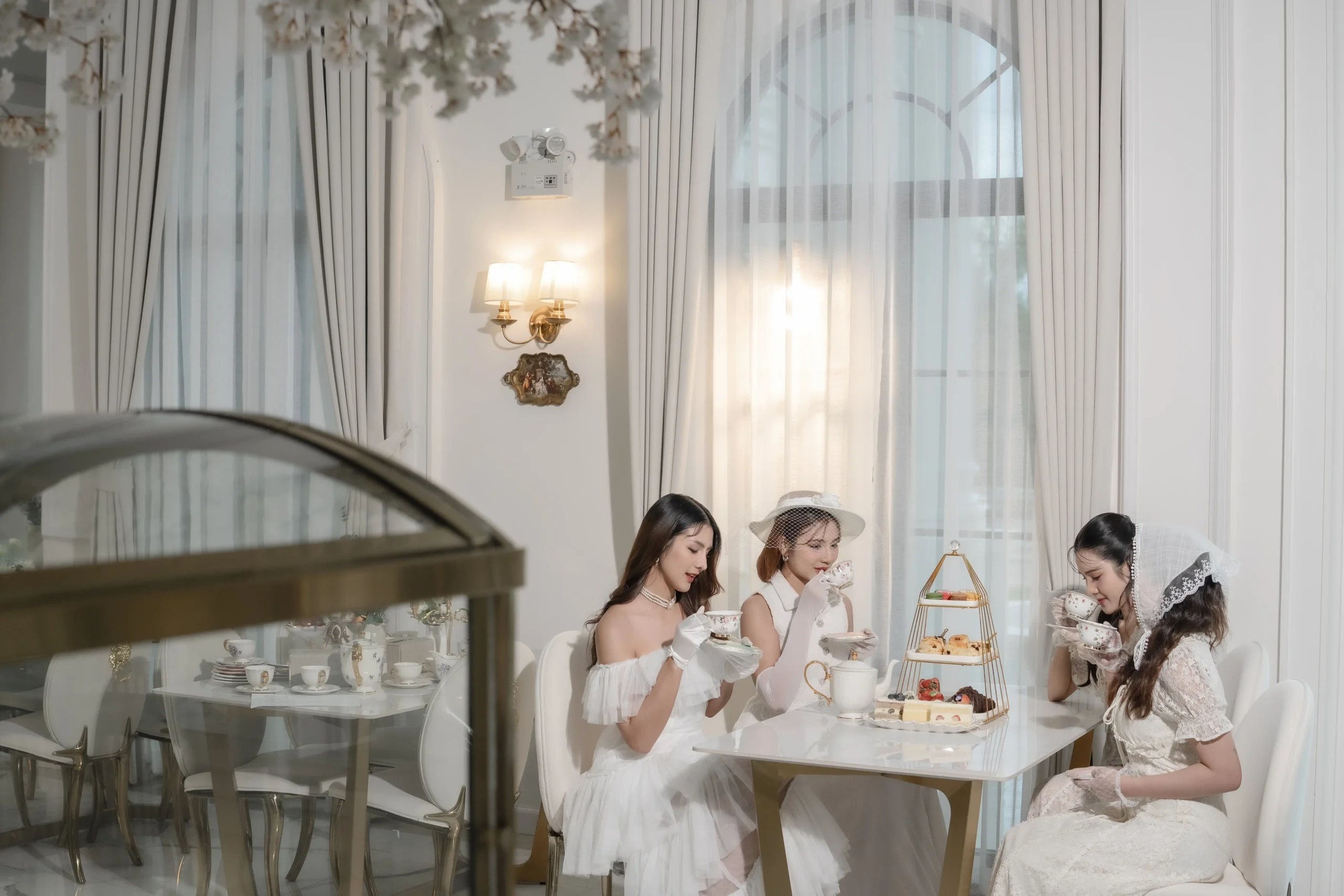 Chaonang Cafe Gallery Indoor ความงดงามของสถาปัตยกรรมและพื้นที่สีเขียวทำให้ คาเฟ่เจ้านาง ขอนแก่น เป็นหนึ่งใน คาเฟ่ขอนแก่นสวยๆ ที่เหมาะสำหรับการพักผ่อน พบปะ และถ่ายภาพ