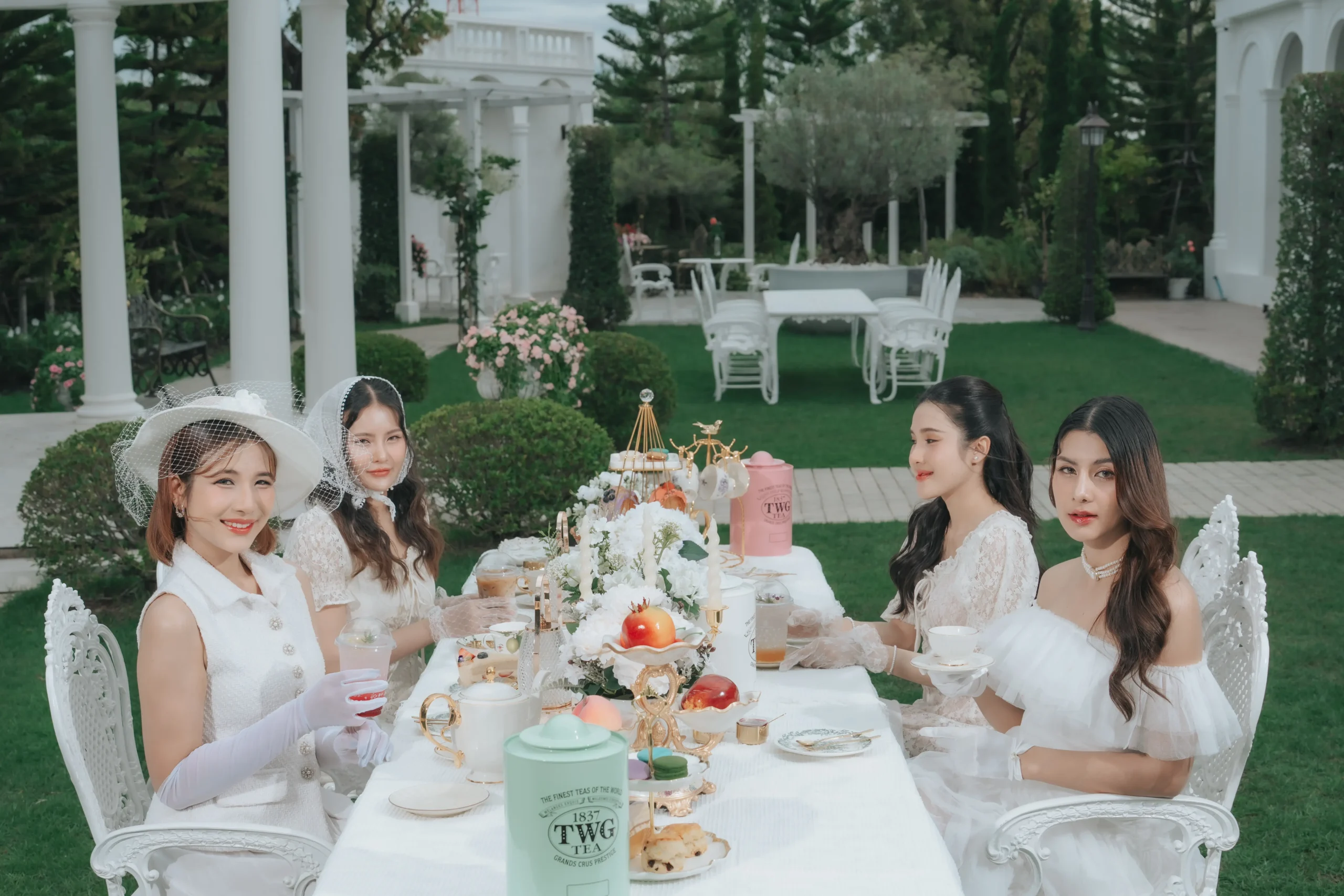 Chaonang Cafe Gallery Outdoor ความงดงามของสถาปัตยกรรมและพื้นที่สีเขียวทำให้ คาเฟ่เจ้านาง ขอนแก่น เป็นหนึ่งใน คาเฟ่ขอนแก่นสวยๆ ที่เหมาะสำหรับการพักผ่อน พบปะ และถ่ายภาพ