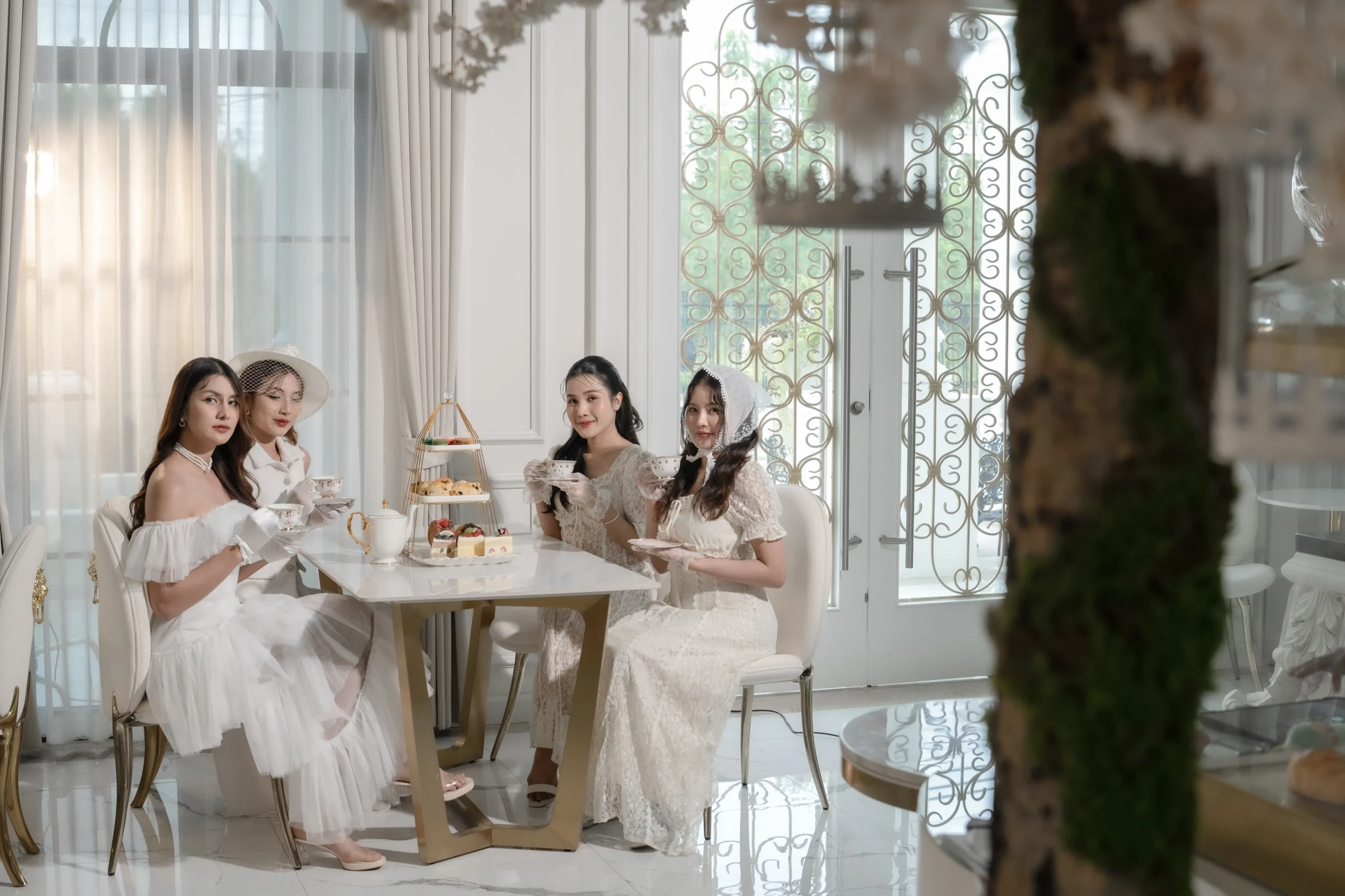 Chaonang Cafe Gallery Indoor ความงดงามของสถาปัตยกรรมและพื้นที่สีเขียวทำให้ คาเฟ่เจ้านาง ขอนแก่น เป็นหนึ่งใน คาเฟ่ขอนแก่นสวยๆ ที่เหมาะสำหรับการพักผ่อน พบปะ และถ่ายภาพ