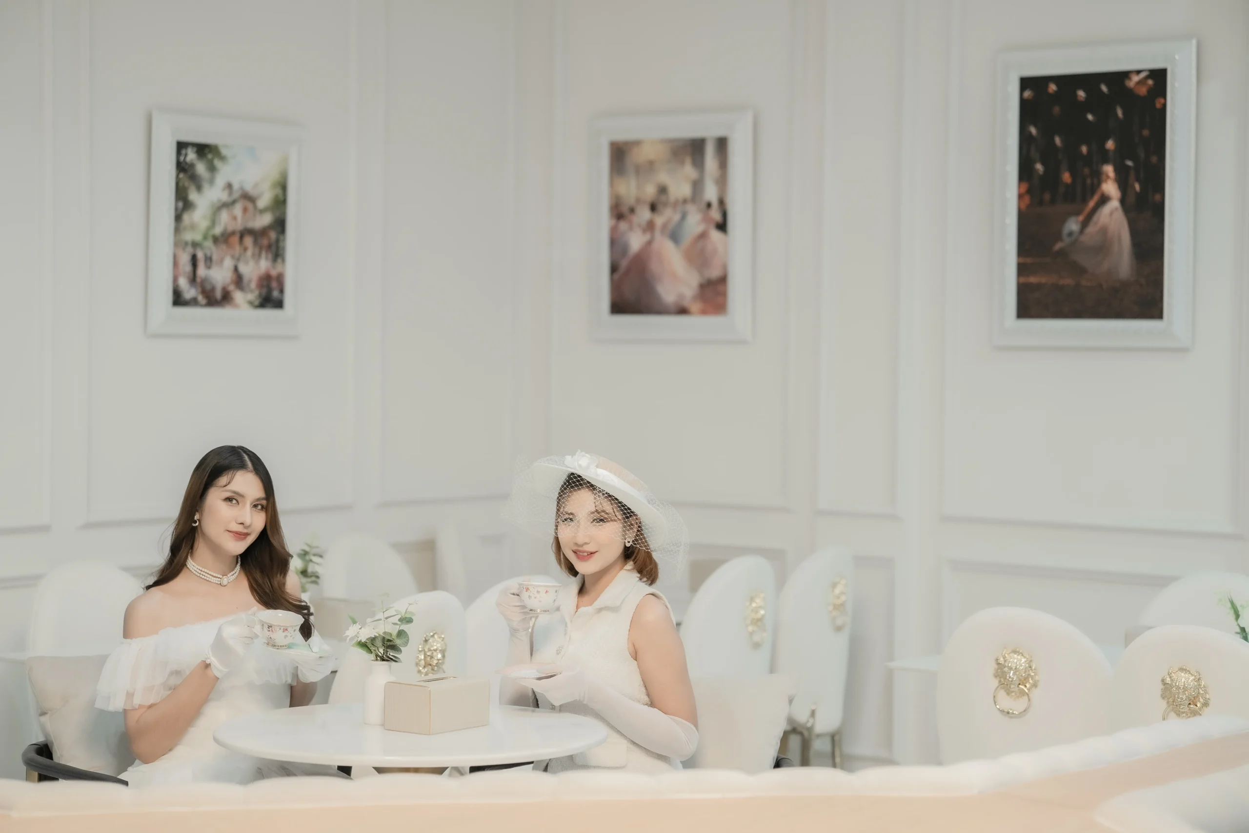 Chaonang Cafe Gallery Indoor ความงดงามของสถาปัตยกรรมและพื้นที่สีเขียวทำให้ คาเฟ่เจ้านาง ขอนแก่น เป็นหนึ่งใน คาเฟ่ขอนแก่นสวยๆ ที่เหมาะสำหรับการพักผ่อน พบปะ และถ่ายภาพ