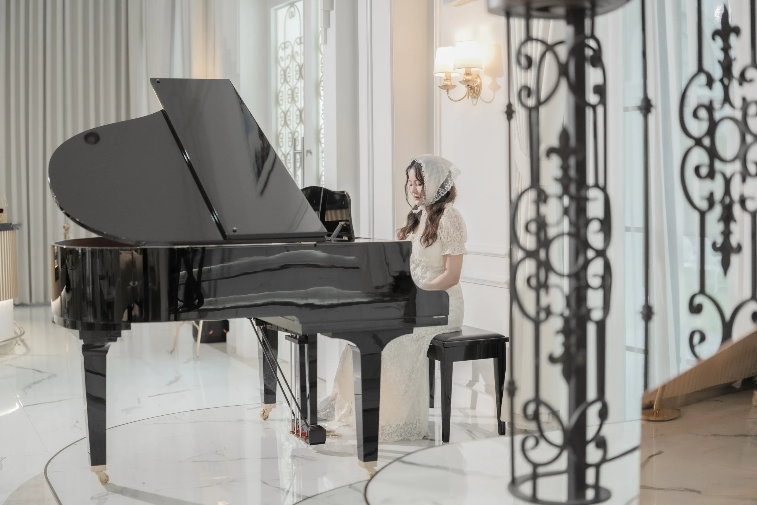 Chaonang Cafe Gallery Indoor ความงดงามของสถาปัตยกรรมและพื้นที่สีเขียวทำให้ คาเฟ่เจ้านาง ขอนแก่น เป็นหนึ่งใน คาเฟ่ขอนแก่นสวยๆ ที่เหมาะสำหรับการพักผ่อน พบปะ และถ่ายภาพ