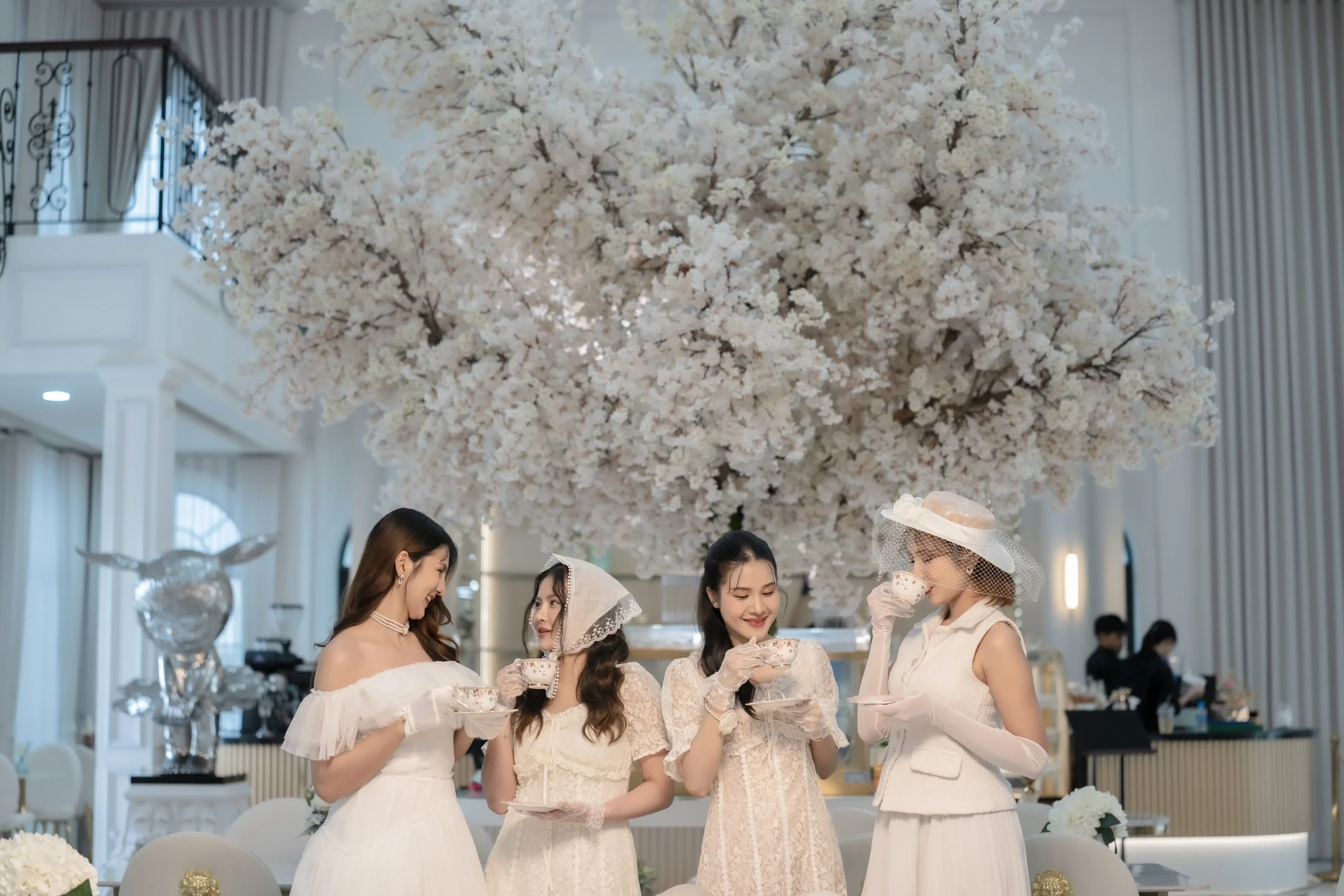 Chaonang Cafe Gallery Indoor ความงดงามของสถาปัตยกรรมและพื้นที่สีเขียวทำให้ คาเฟ่เจ้านาง ขอนแก่น เป็นหนึ่งใน คาเฟ่ขอนแก่นสวยๆ ที่เหมาะสำหรับการพักผ่อน พบปะ และถ่ายภาพ